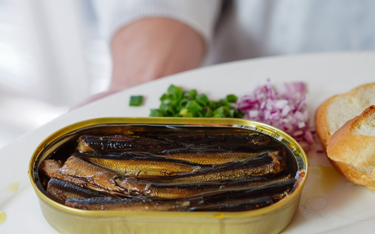 Tinned sardines served with bread