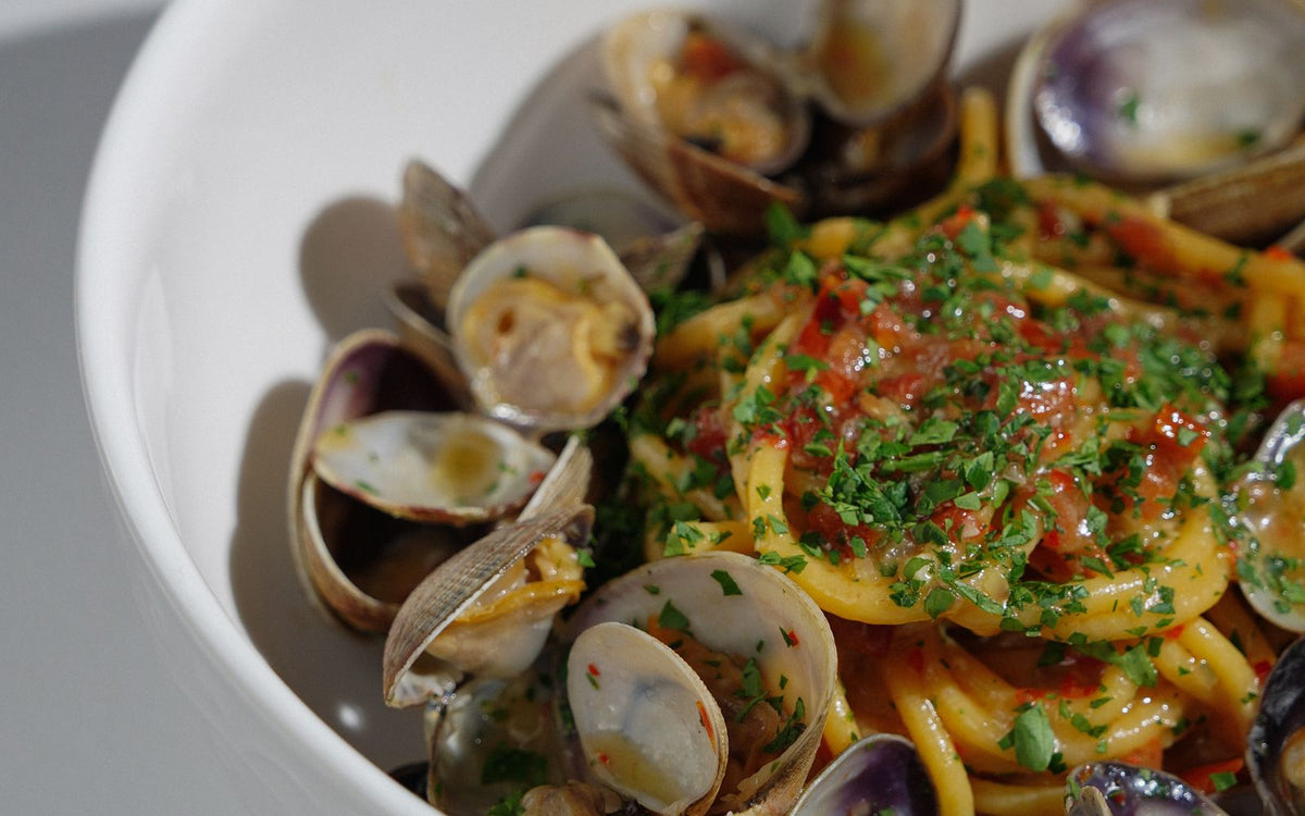 Linguine with clams, garlic and parsley